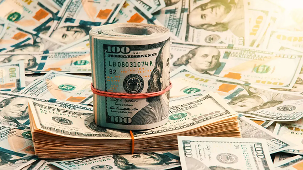 تراجع الدولار عالميًا عقب تصريحات ترامب والنفط يتخلى عن مكاسبه القياسية المسجلة